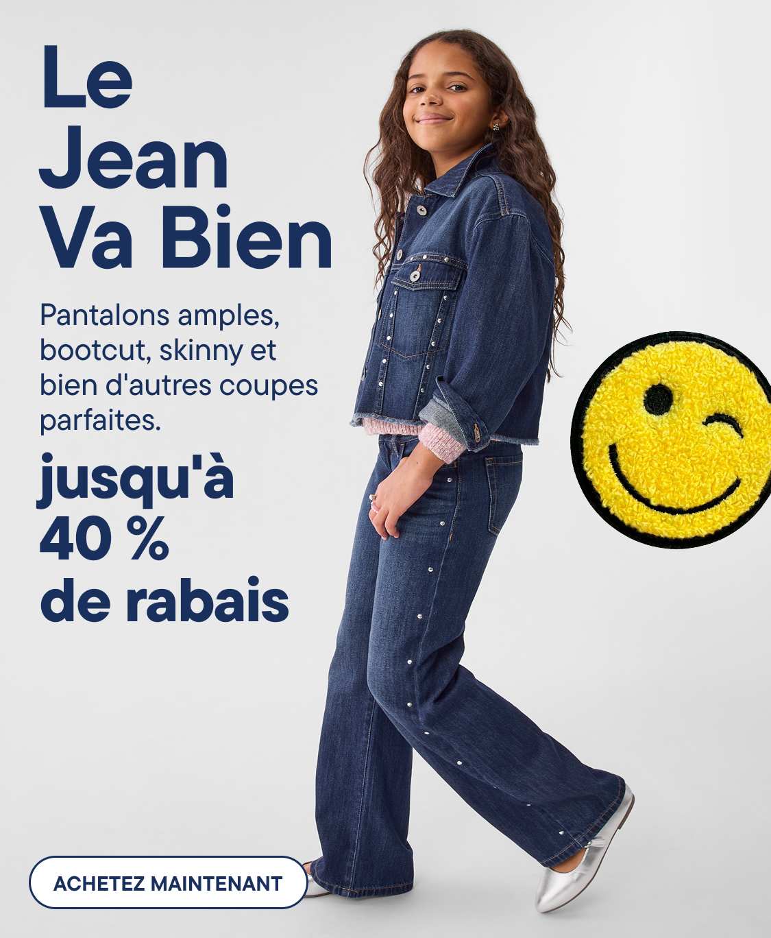 Une jeune fille en tenue jean se tient au premier plan sur un fond uni, avec un smiley clin d'œil et un texte promotionnel | jusqu'à 40 % de réduction