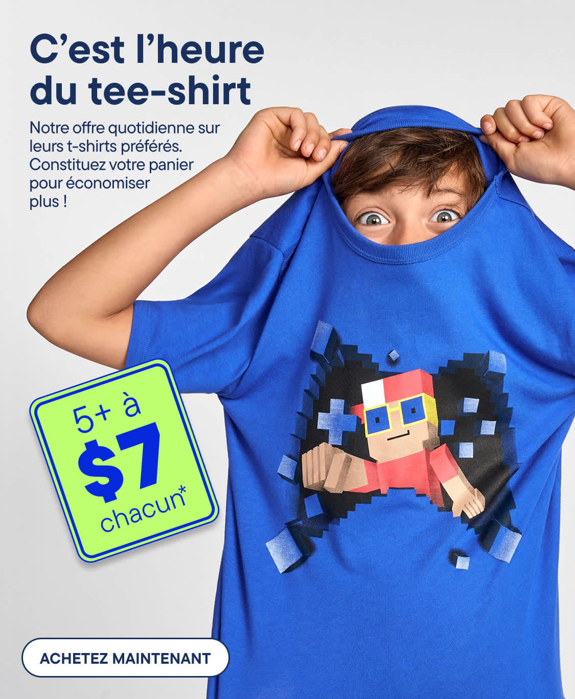 Un jeune garçon retire un t-shirt bleu orné d'un personnage pixélisé, révélant en arrière-plan une offre pour 5+ à 7 $ l'unité.
