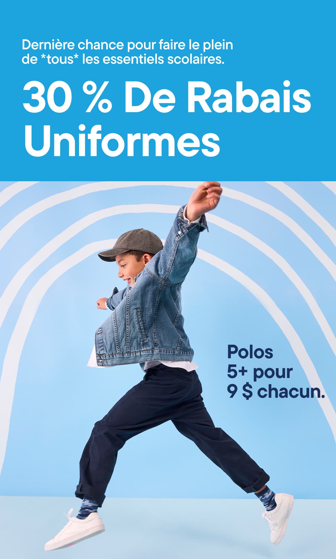 Un jeune garçon en veste en jean et casquette saute au premier plan sur un fond bleu clair à lignes blanches courbes | 30 % DE RÉDUCTION SUR LES UNIFORMES