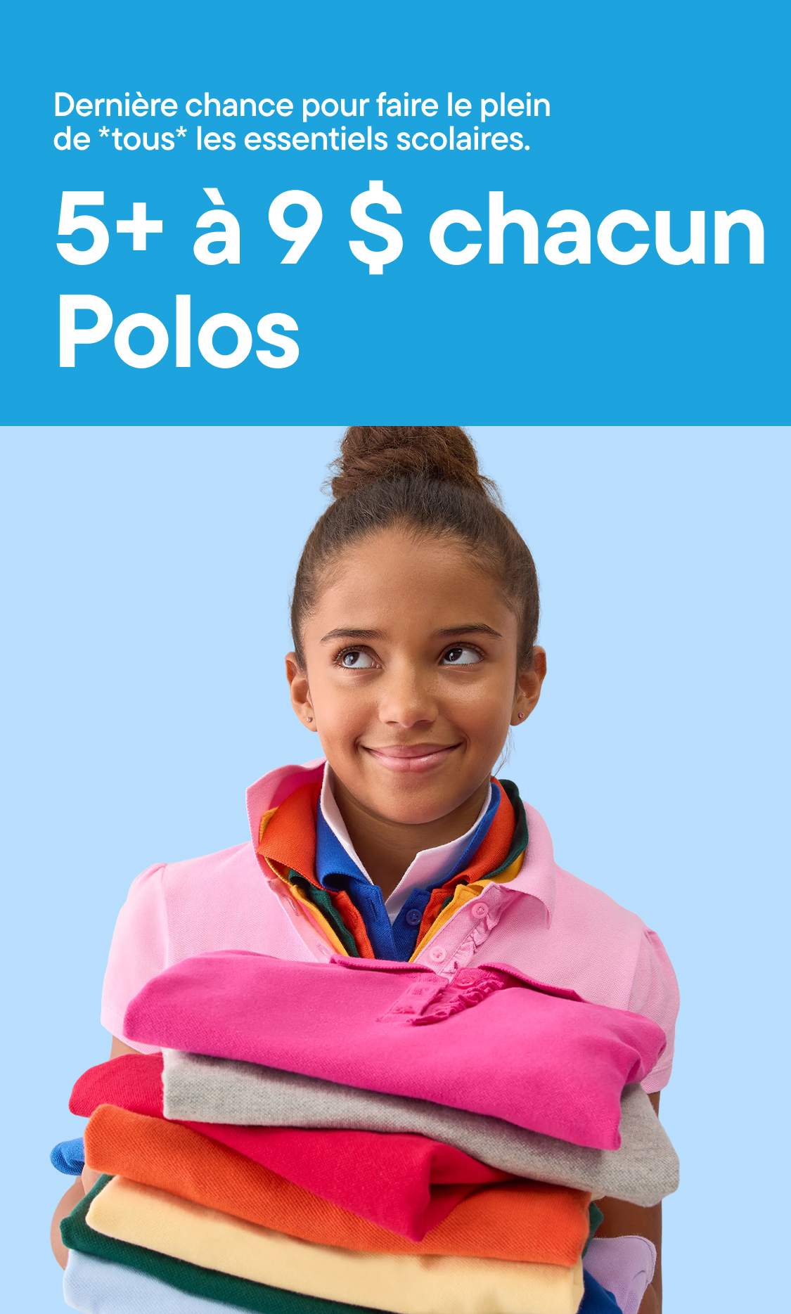 Une jeune fille sourit en tenant une pile de polos colorés, sous une banderole bleue annonçant une promotion sur les fournitures scolaires : 5 polos ou plus pour 9 $ chacun.