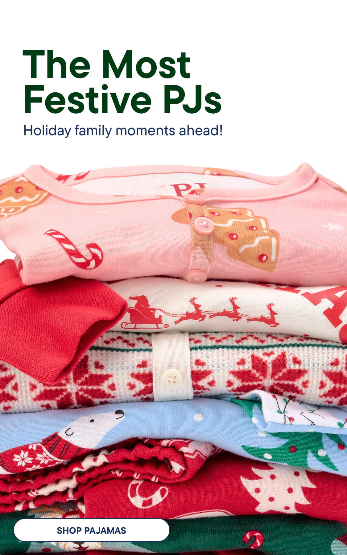 En primer plano se ve una pila de pijamas festivos, mientras que al fondo aparece una familia sonriente con pijamas navideños a juego.