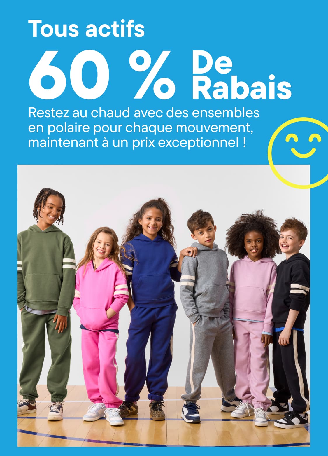 Cinq enfants vêtus d'ensembles polaires colorés se tiennent en rang sur un fond blanc uni, surmonté d'une banderole publicitaire bleu vif.