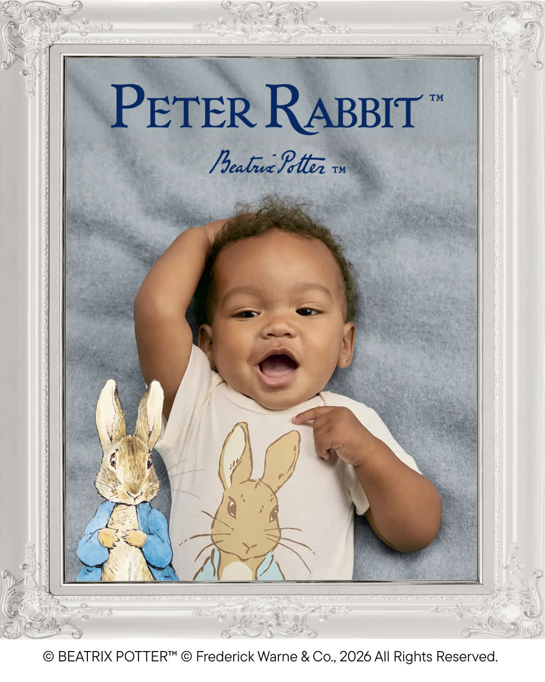 En primer plano, aparece un niño pequeño con la boca abierta, con una camiseta con el diseño de Peter Rabbit. Al fondo, un borde decorativo con la temática de Peter Rabbit.