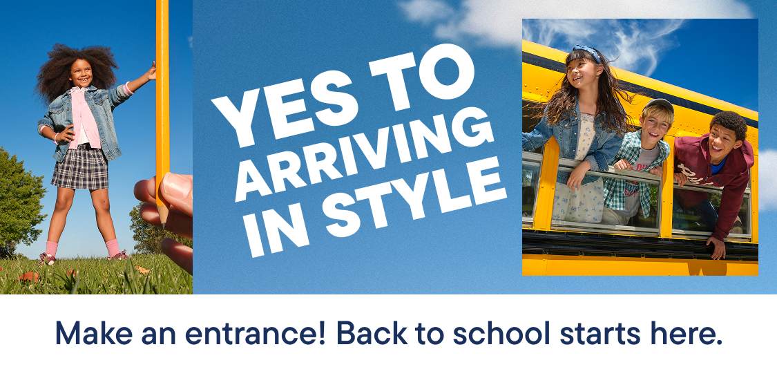 Au premier plan, une fillette pose avec un crayon géant, tandis qu'à l'arrière-plan, sous un ciel bleu, des enfants se penchent hors d'un bus scolaire.