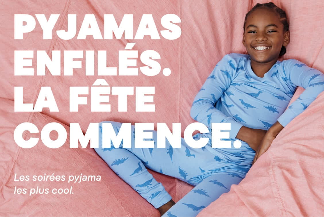 L'image montre trois jeunes femmes vêtues de vêtements décontractés et colorés, posant ensemble devant un fond uni. Elles semblent interagir de manière amicale et animée.
