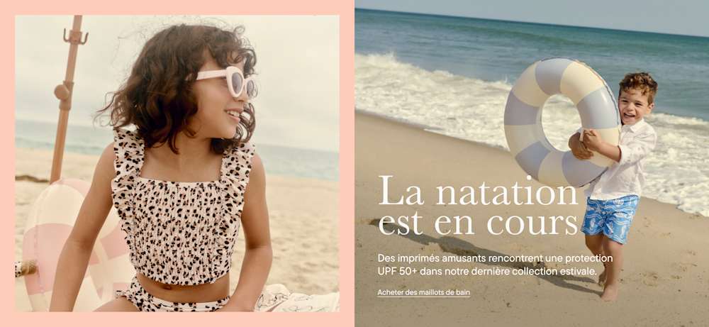 Au premier plan, une jeune fille en bikini à fleurs et lunettes de soleil est assise sur une plage, tandis qu'un garçon en maillot de bain tient une bouée de sauvetage sur une plage de sable fin, avec l'océan en arrière-plan.