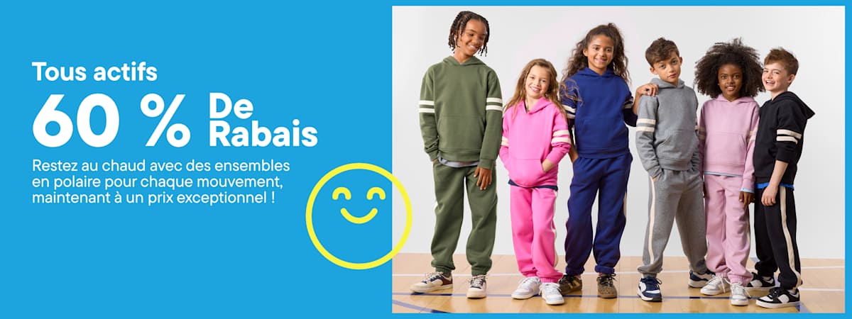 Six enfants vêtus de survêtements en polaire colorés se tiennent en rang sur un fond blanc uni, placés à côté d'une publicité bleue.