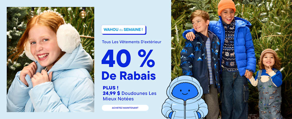 Une fillette souriante vêtue d'une doudoune bleu clair et trois enfants en vêtements d'hiver se tiennent devant un fond de sapins enneigés, séparés par une banderole publicitaire bleue.