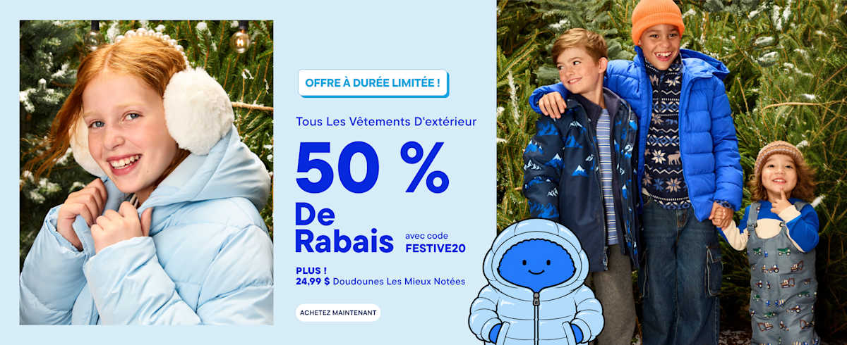 Une fillette souriante vêtue d'une doudoune bleu clair et trois enfants en vêtements d'hiver se tiennent devant un fond de sapins enneigés, séparés par une banderole publicitaire bleue.