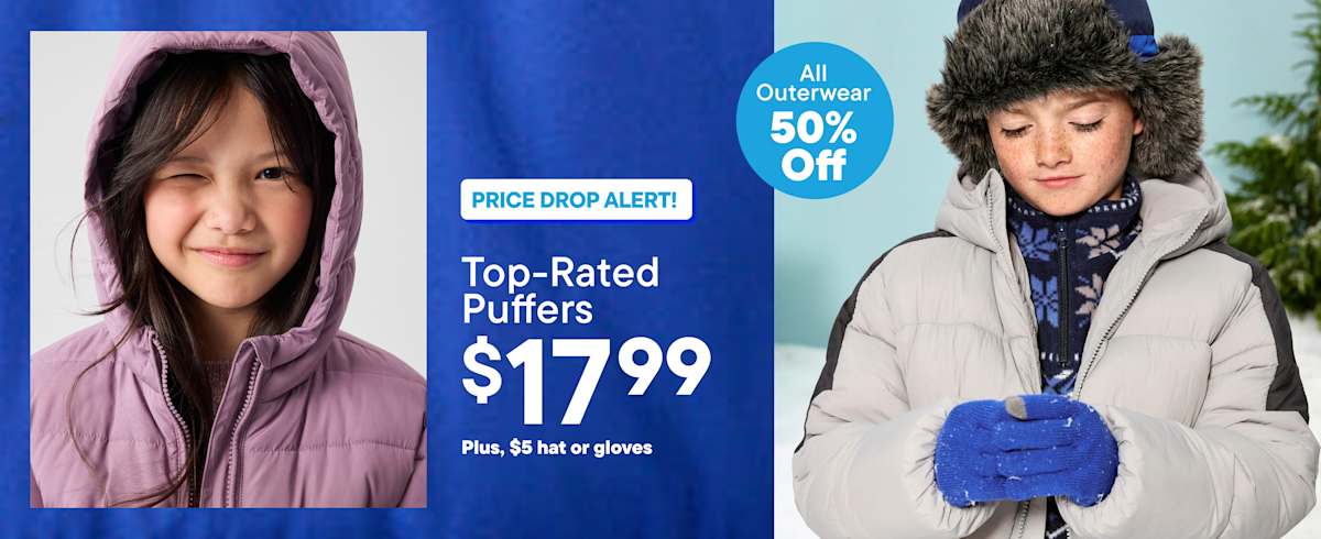 Dos niños con abrigos y ropa de invierno están situados a ambos lados de un anuncio promocional azul de chaquetas acolchadas | Toda la ropa de abrigo con un 50 % de descuento. 