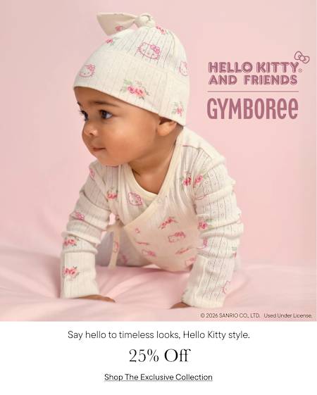 Una niña pequeña vestida con un atuendo inspirado en Hello Kitty, que incluye un gorro estampado, está sentada sobre un fondo rosa con el texto "Hello Kitty and Friends Gymboree".