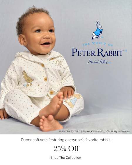 Un bebé sonriente, vestido con un atuendo inspirado en Peter Rabbit, está sentado frente al logotipo de Peter Rabbit y un anuncio de una colección de conjuntos de tela con el querido personaje del conejo.