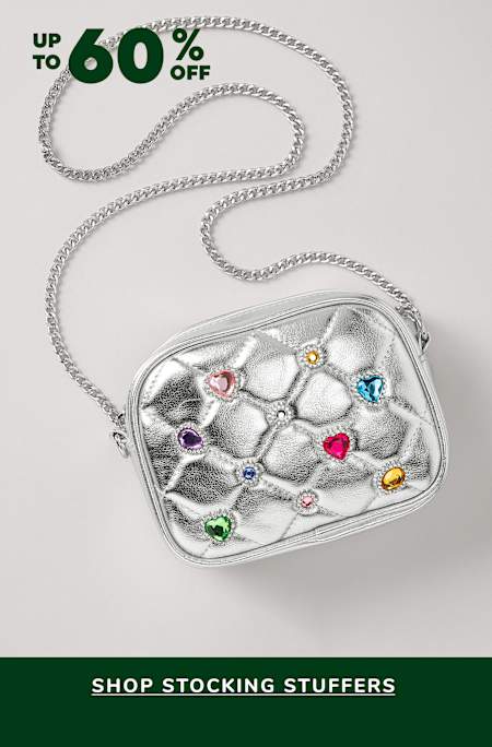 Un bolso o cartera metálica plateada con piedras preciosas o cristales de colores incrustados en él, sobre un fondo blanco liso con una pancarta verde que anuncia una oferta de "rellenos de medias".