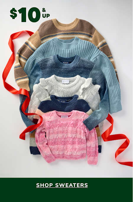 Una colección de varios suéteres coloridos y estampados, incluidos beige, azul y rosa, exhibidos sobre un fondo blanco con una etiqueta de precio y una cinta roja.