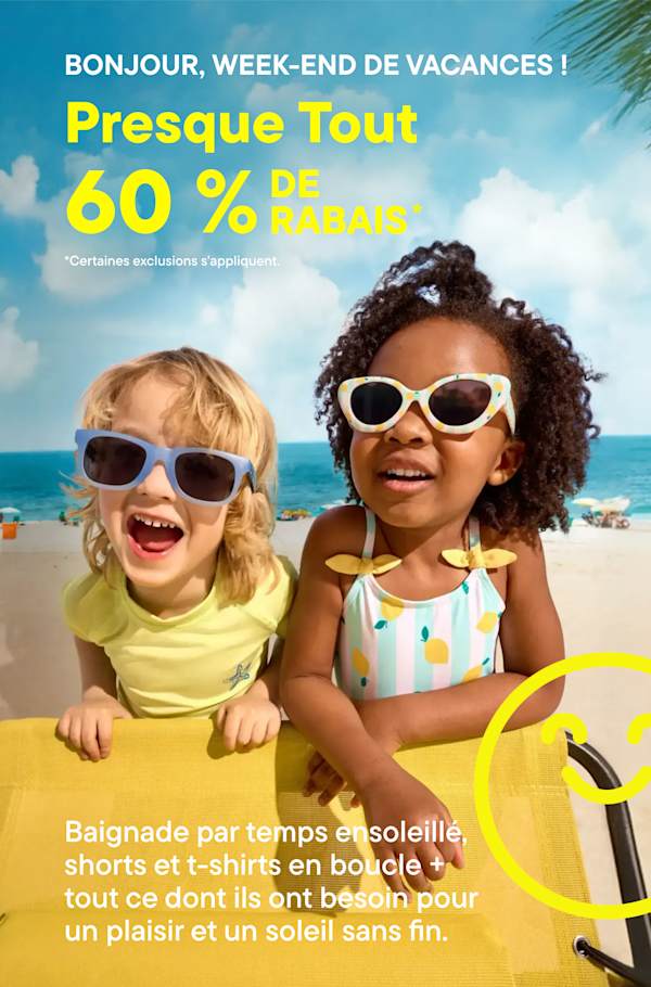 Deux enfants portant des lunettes de soleil sourient sur une plage, avec en arrière-plan une affiche publicitaire annonçant une réduction de 60 % sur presque tout.