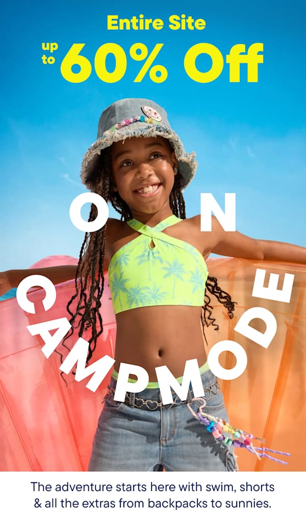 Una chica sonriente en bikini y sombrero posa en una playa con una colchoneta inflable, mientras un texto anuncia "Todo el sitio con hasta un 60% de descuento".