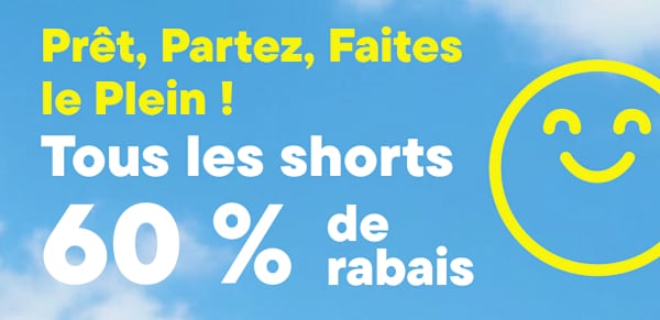Une jeune fille souriante, lunettes de soleil et tenue d'été sur le nez, se tient sur une plage sous un ciel bleu parsemé de nuages. Un texte annonce une réduction de 60 % sur les shorts, avec livraison gratuite grâce au code SHIPSHORTS.