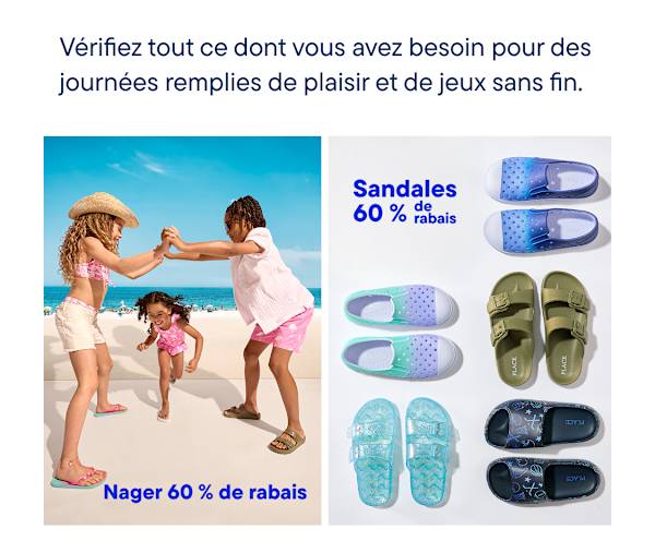 Trois enfants jouent sur une plage de sable fin avec l'océan en arrière-plan, tandis qu'une publicité pour des maillots de bain et des sandales à -60 % est affichée.