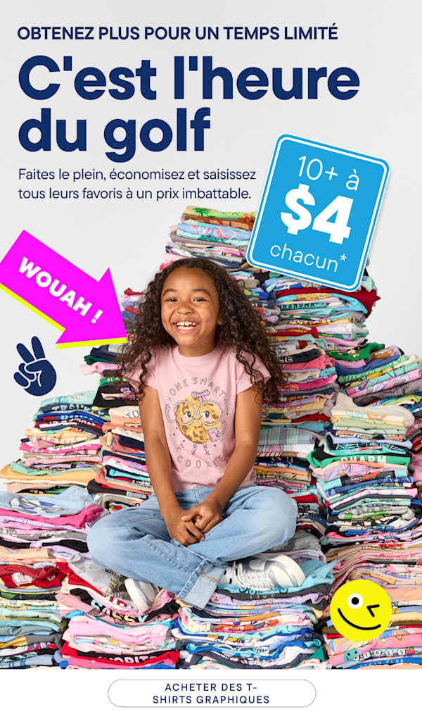 Une jeune fille souriante est assise en tailleur sur une pile de t-shirts colorés, avec en arrière-plan une pancarte annonçant « 10+ à 4 $ chacun » et « C'est l'heure du tee-shirt ! ».