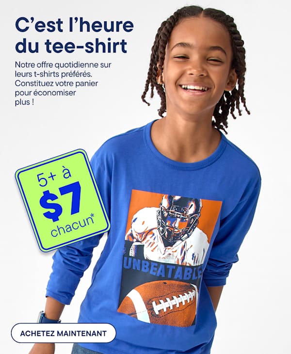Un jeune garçon retire un t-shirt bleu orné d'un personnage pixélisé, révélant en arrière-plan une offre pour 5+ à 7 $ l'unité.