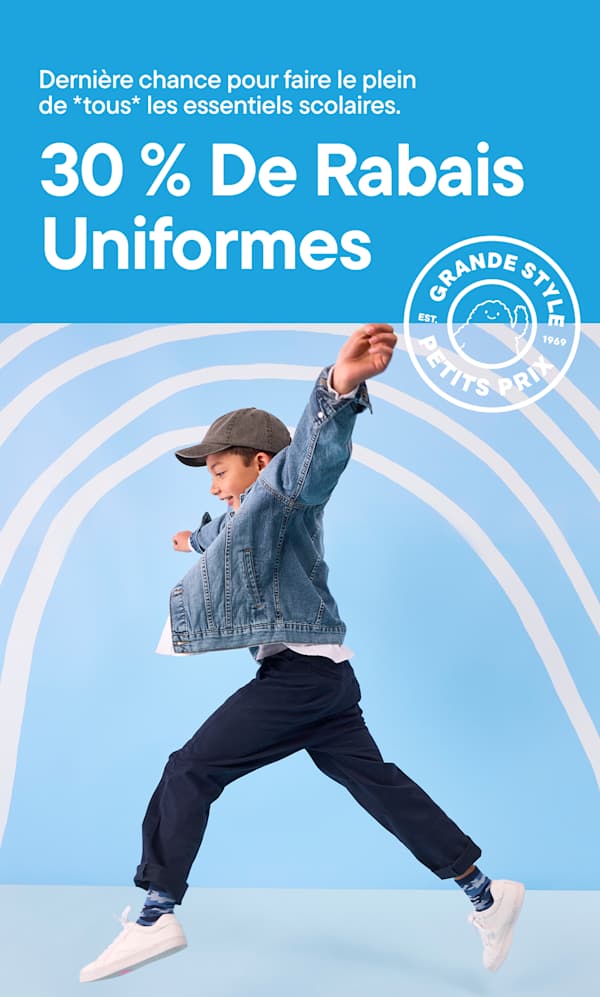 Un jeune garçon en veste en jean et casquette saute au premier plan sur un fond bleu clair à lignes blanches courbes | 30 % DE RÉDUCTION SUR LES UNIFORMES