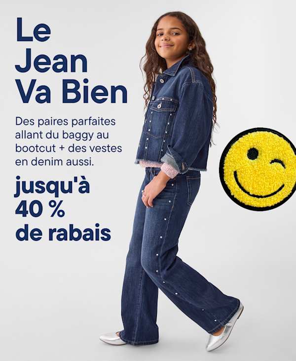 Une jeune fille vêtue d'une tenue en jean se tient au premier plan sur un fond uni, avec une icône de visage souriant faisant un clin d'œil et un texte promotionnel.