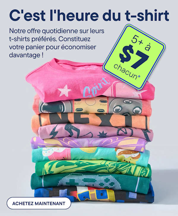 Au premier plan, une pile colorée de t-shirts pliés se détache sur un fond bleu clair orné d'un texte promotionnel et d'une étiquette de prix.