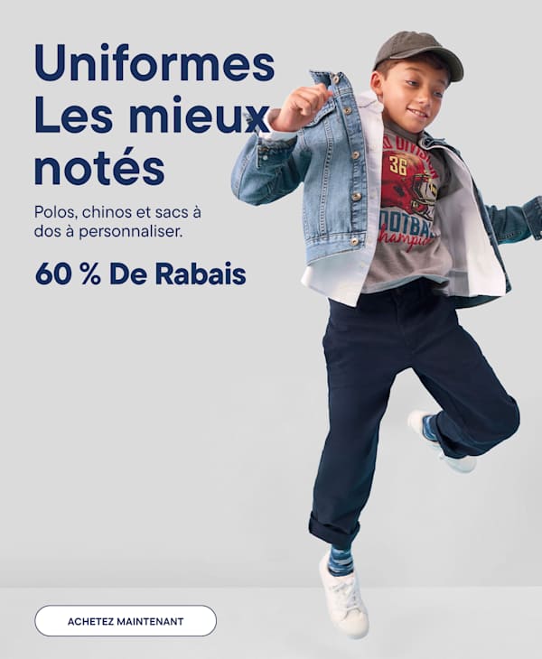 Un jeune garçon sautant, vêtu d'une veste en jean et d'un pantalon bleu marine, se détache sur un fond gris clair orné d'un texte publicitaire pour des uniformes.