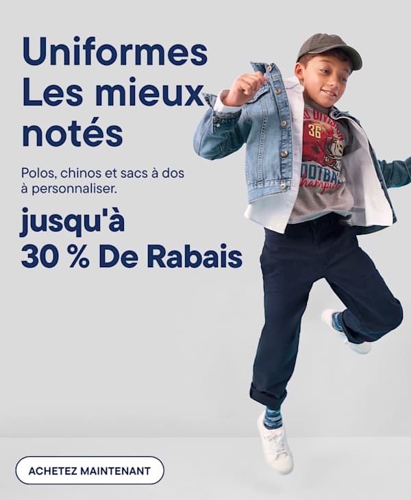 Un jeune garçon sautant, vêtu d'une veste en jean et d'un pantalon bleu marine, se détache sur un fond gris clair orné d'un texte publicitaire pour des uniformes.