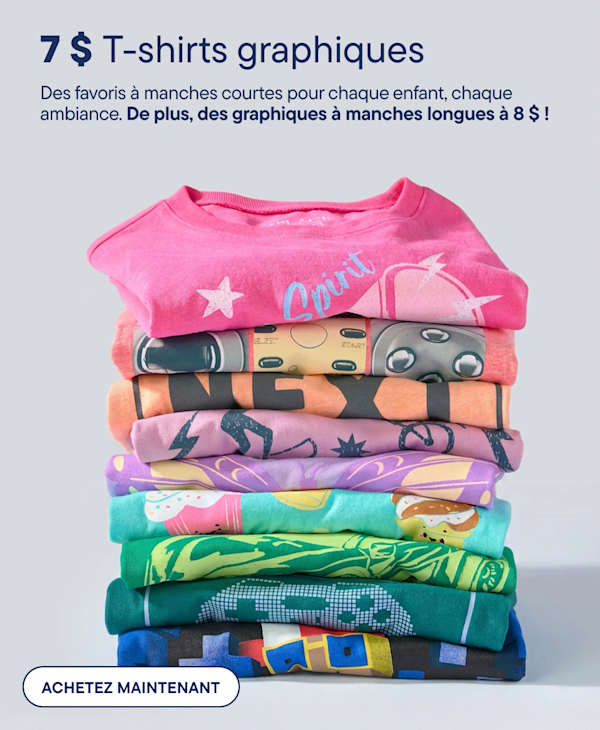 Au premier plan, une pile colorée de t-shirts pliés se détache sur un fond bleu clair orné d'un texte promotionnel et d'une étiquette de prix.