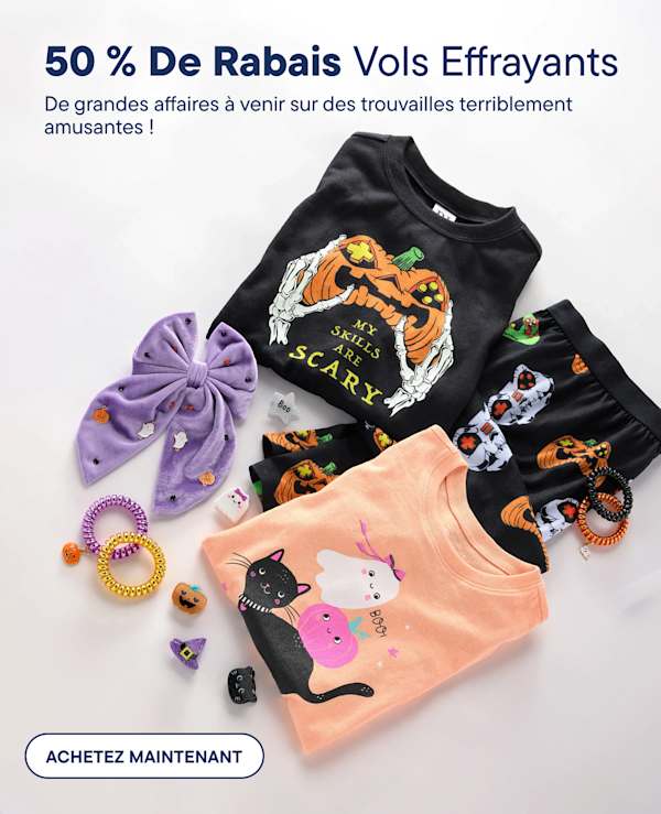 Des vêtements et accessoires pour enfants sur le thème d'Halloween sont disposés au premier plan sur un fond blanc uni.