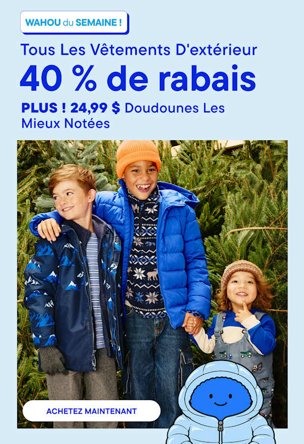 Trois enfants vêtus de vêtements d'hiver se tiennent au premier plan, devant un fond de conifères.