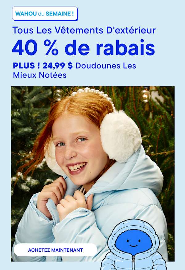 Au premier plan, une jeune fille souriante, vêtue d'une doudoune bleu clair et de cache-oreilles blancs, se détache sur un fond de pins verts.