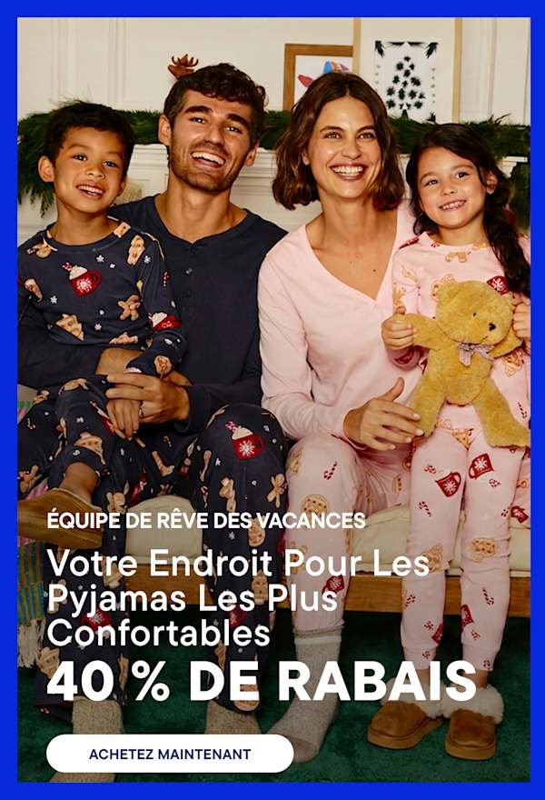 Au premier plan, une famille souriante en pyjamas assortis est assise sur un coussin blanc, avec un sapin de Noël décoré et un fauteuil jaune en arrière-plan.
