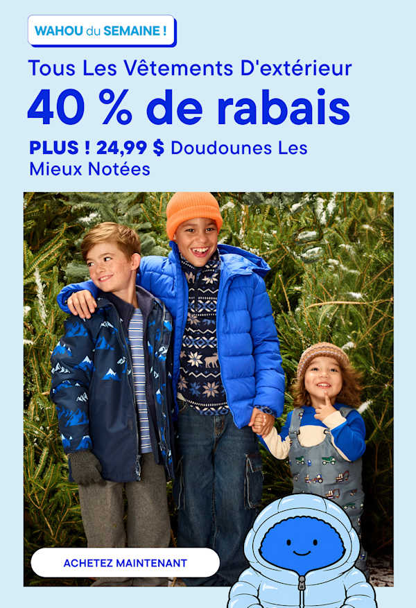 Trois enfants vêtus de vêtements d'hiver se tiennent ensemble au premier plan, devant un fond de conifères saupoudrés de neige.