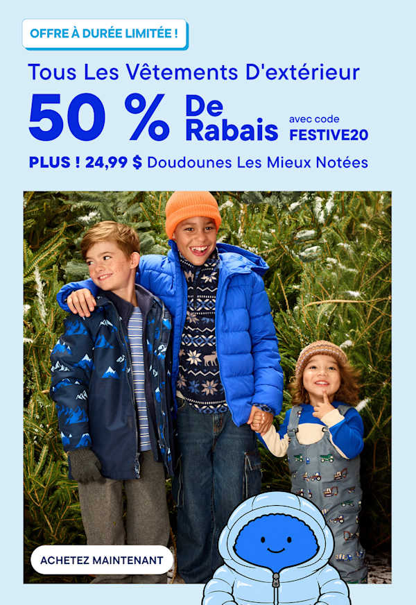 Trois enfants vêtus de vêtements d'hiver se tiennent ensemble au premier plan, devant un fond de conifères saupoudrés de neige.