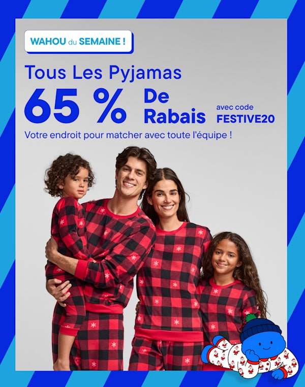 Une famille portant des pyjamas à carreaux rouges et noirs assortis se détache sur un fond gris clair uni, accompagnée d'un texte promotionnel et d'un petit personnage bleu au premier plan.