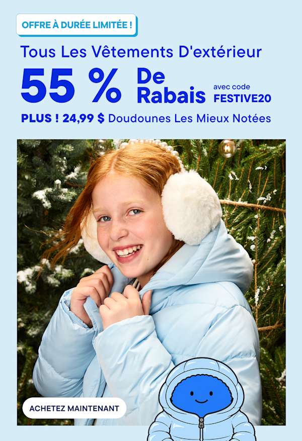 Au premier plan, une jeune fille souriante, vêtue d'une doudoune bleu clair et de cache-oreilles blancs, se détache sur un fond de conifères enneigés.