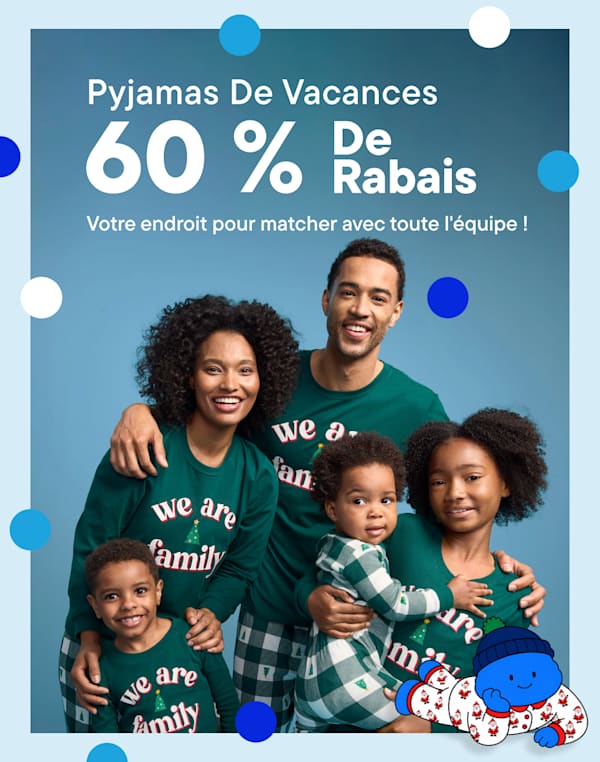 Une famille souriante en pyjamas de vacances verts assortis se détache sur un fond bleu, accompagnée d'une offre promotionnelle de 60 % de réduction sur les pyjamas de vacances et d'un mignon personnage bleu au premier plan.