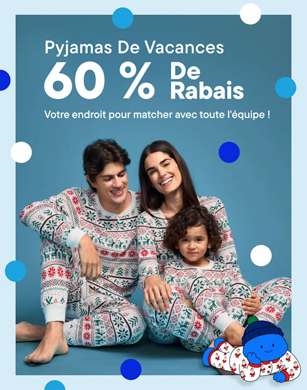 Une famille de trois personnes, vêtues de pyjamas de vacances assortis, est assise sur un fond bleu orné de textes publicitaires et de pois colorés.
