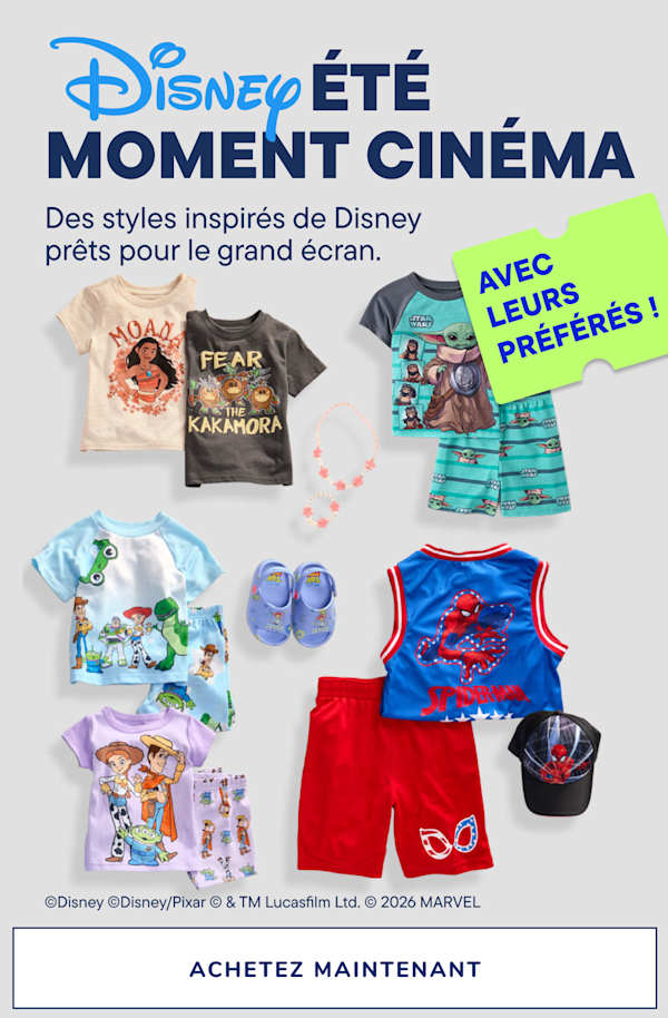 Une collection de vêtements et d'accessoires pour enfants sur le thème de Disney, comprenant des robes, des t-shirts, des shorts et des chapeaux, est présentée sur un fond gris clair avec un texte faisant la promotion du « Disney Summer Movie Moment ».