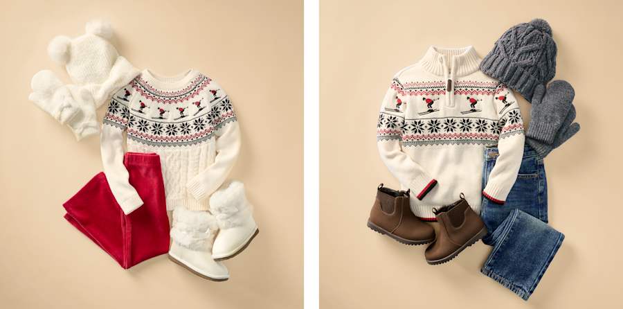 Deux ensembles de vêtements d'hiver pour enfants, comprenant des pulls, des pantalons, des bonnets et des bottes, sont disposés sur un fond beige uni.
