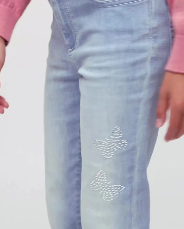 Jeans acampanados con mariposa y diamantes de imitación para niñas